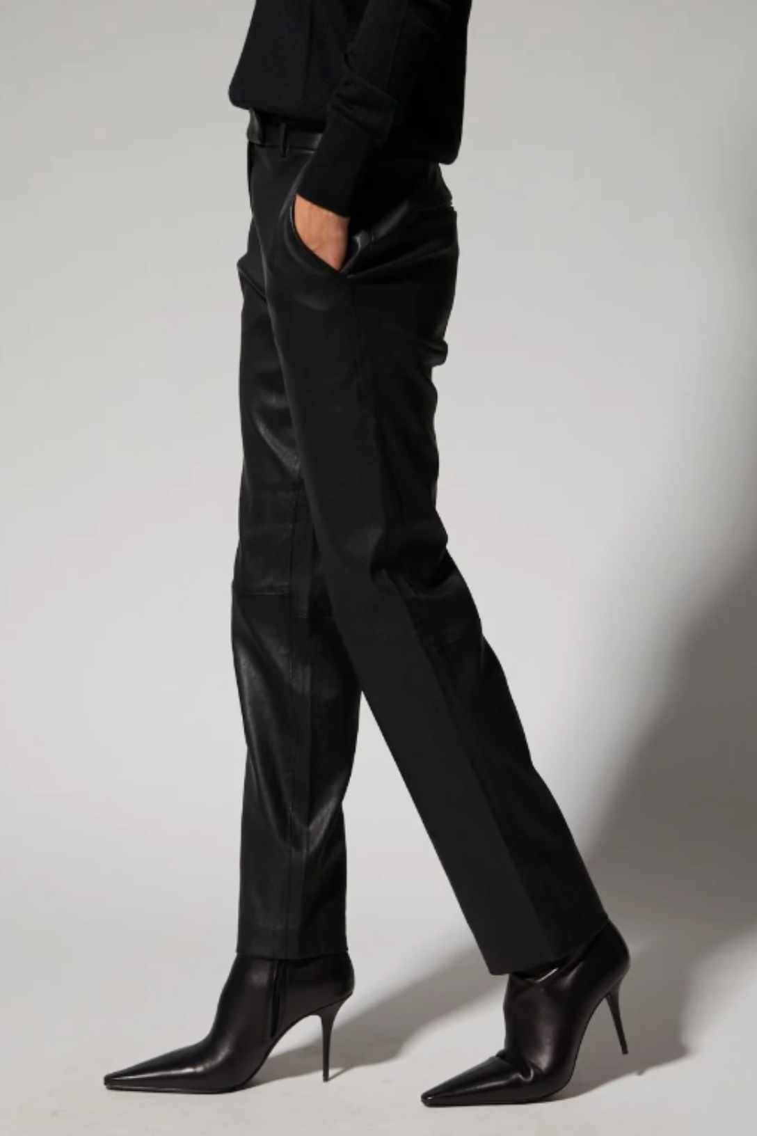 cigarette trousers black Trouser bar fastening Slant side pockets Pressed pleat detail and belt loops at the waist Sewn darts on the back of the waist Black cigarette trousers - 32