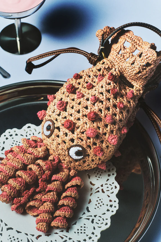 Raffie Squid Crossbody | Natural Raffia Pink
